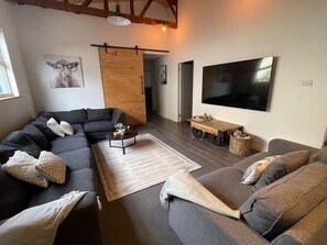 TV, fireplace - Central, Fun & Cozy! (Jindabyne)