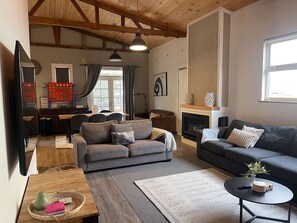TV, fireplace - Central, Fun & Cozy! (Jindabyne)