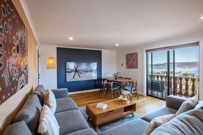 TV - Stunning water views 3-  2 bed/2 bath (Jindabyne)