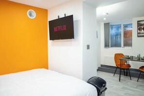 Room - City Centre Studio | Fast Wi-Fi | Workspace | Washer/Dryer | Netflix | Air Fryer (Bradford)