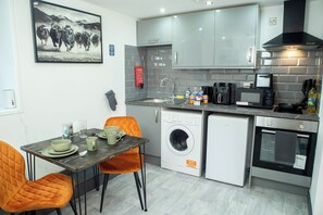 Fridge, microwave, oven, stovetop - City Centre Studio | Fast Wi-Fi | Workspace | Washer/Dryer | Netflix | Air Fryer (Bradford)