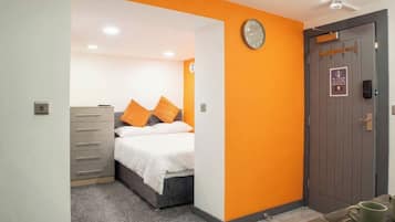 1 soverom, skrivebord, strykejern/-brett og reiseseng for barn