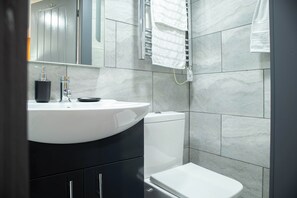 Bathroom - City Centre Studio | Fast Wi-Fi | Workspace | Washer/Dryer | Netflix | Air Fryer (Bradford)