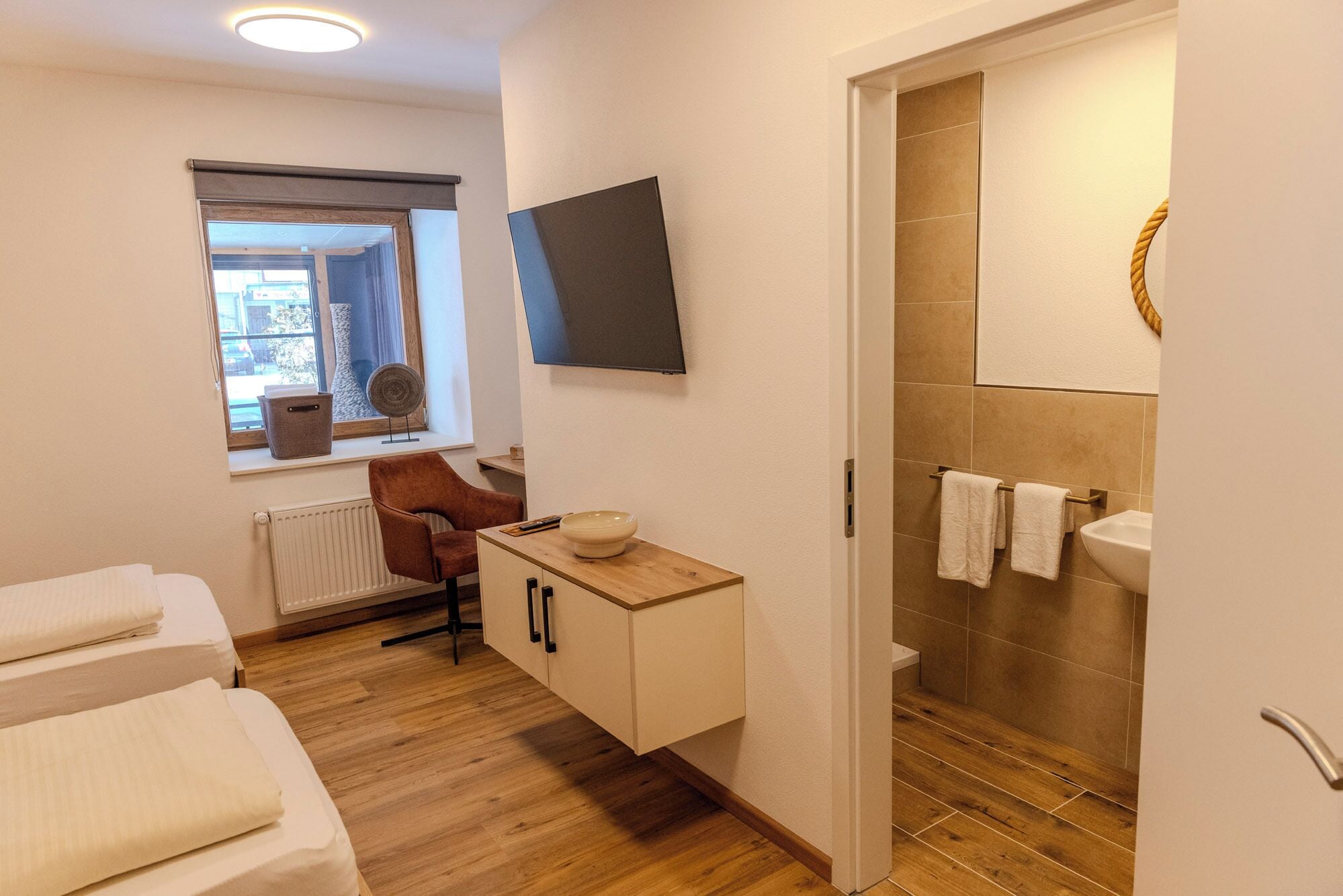 Habitació doble, pati, vistes a la ciutat | Bany