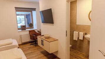 Habitació doble, pati, vistes a la ciutat | Bany