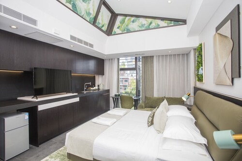 Deluxe King Room - Quinn’s Botany Boutique K07