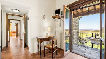 Family Apartment, Multiple Bedrooms, 2 Bathrooms (Sorgenti Pitigliano 2) | Outdoor dining