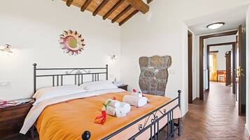 4 bedrooms, free WiFi, bed sheets