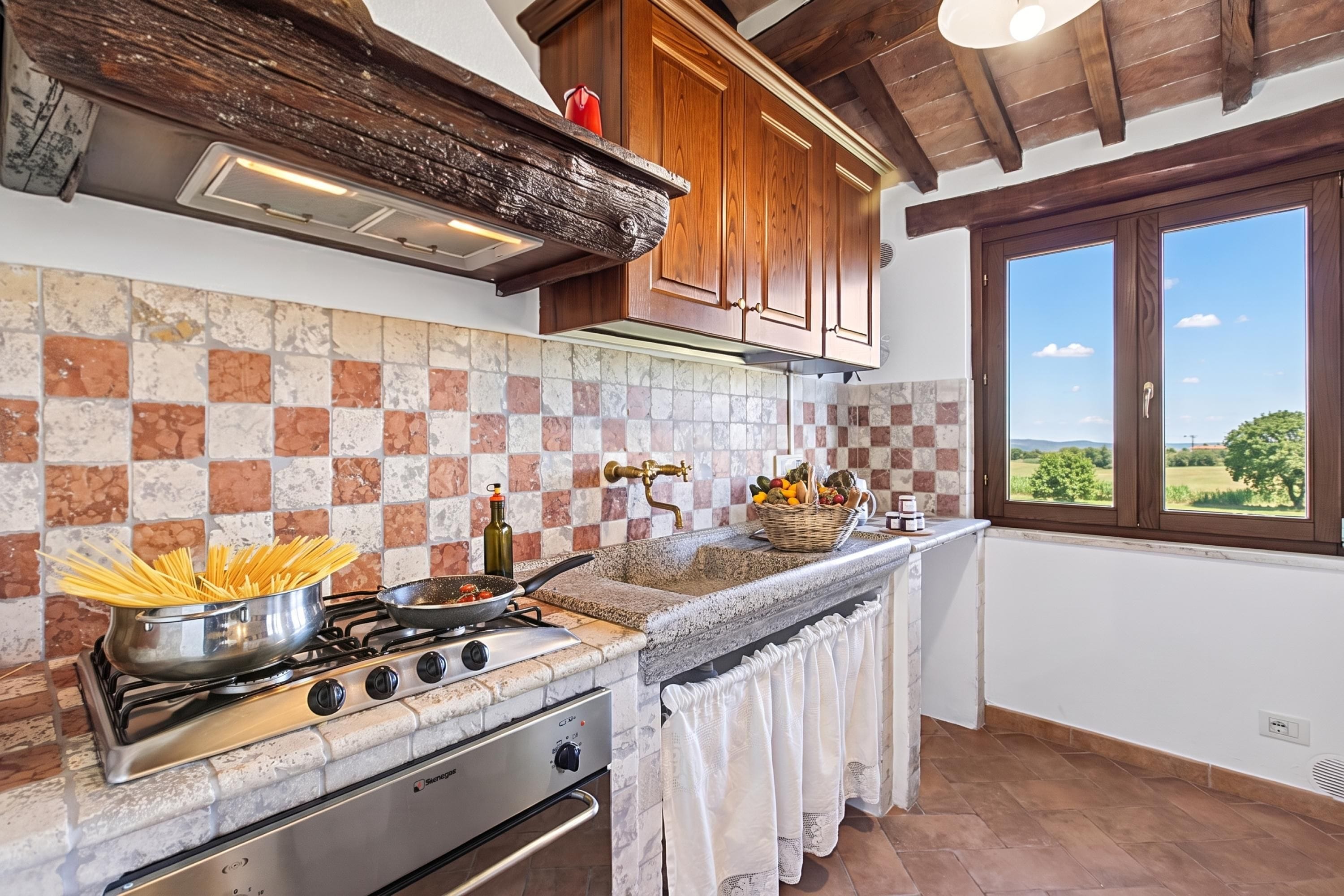 Una cucina con un fornello, una padella, un cesto di pane e una finestra vista sulla campagna.
