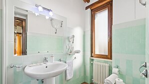 A bathroom with a sink, mirror, towel rack, and toilet. - Le Sorgenti House (Pitigliano)