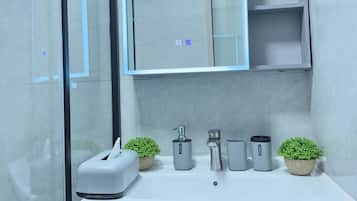 Leilighet, balkong, byutsikt | Bad