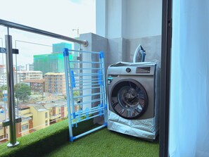 Appartamento, balcone, vista città | Interni