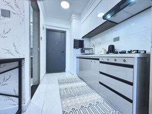 公寓, 阳台, 城市景观 | 私人厨房 | 大冰箱、微波炉、炉灶、厨具/餐具