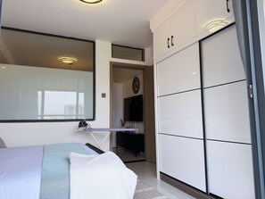 Appartement, balcon, vue ville | Bureau, espace de travail pour ordinateur portable, rideaux occultants