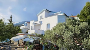 Exterior - Adria Paradies by Marinko 3-room vacation apartment no. 1 directly by the sea & beach (Starigrad Paklenica)