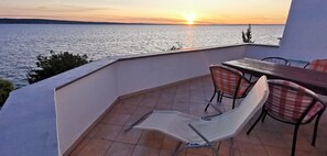 Outdoor dining - Adria Paradies by Marinko 3-room vacation apartment no. 1 directly by the sea & beach (Starigrad Paklenica)