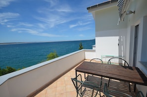Outdoor dining - Adria Paradies by Marinko 3-room vacation apartment no. 1 directly by the sea & beach (Starigrad Paklenica)