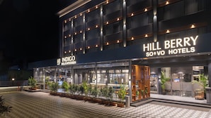 A hotel with a checkered floor, a sign for Hill Berry So'vo Hotels, and a Delicassen restaurant. - Hill Berry - A SoVo Hotel (Mawal)