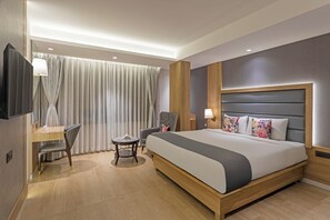 Espacio para trabajar con un portátil y cortinas opacas