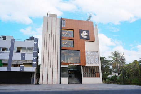 Exterior. Yash Grande