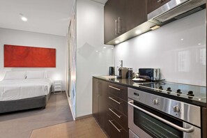 Fridge, microwave, oven, stovetop - Cosy Studio in the City Centre (Melbourne)
