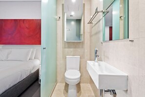 Shower, hair dryer, towels - Cosy Studio in the City Centre (Melbourne)