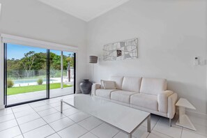 Smart TV - Beachfront 3-Bed with Private Pool & Fireplace (Warana)
