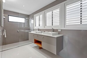 Douche, sèche-cheveux, serviettes fournies