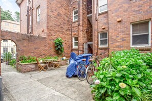 Outdoor dining - Spacious 2-Bed Apartment in the heart of Manly (Manly)
