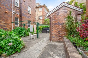 Terrace/patio - Spacious 2-Bed Apartment in the heart of Manly (Manly)