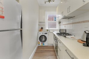 Private kitchen - Spacious 2-Bed Apartment in the heart of Manly (Manly)