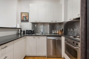 Private kitchen - Beautiful 2-Storey Unit with Balcony near Smith St (Collingwood)
