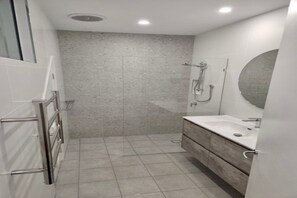 Shower, hair dryer, towels - Beautiful 2-Storey Unit with Balcony near Smith St (Collingwood)