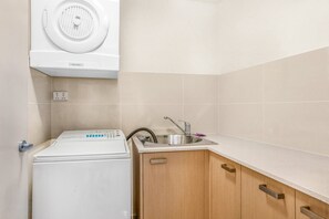 Private kitchen - Lakeside Family Oasis with Pool, Gym and Balcony (Merrimac)