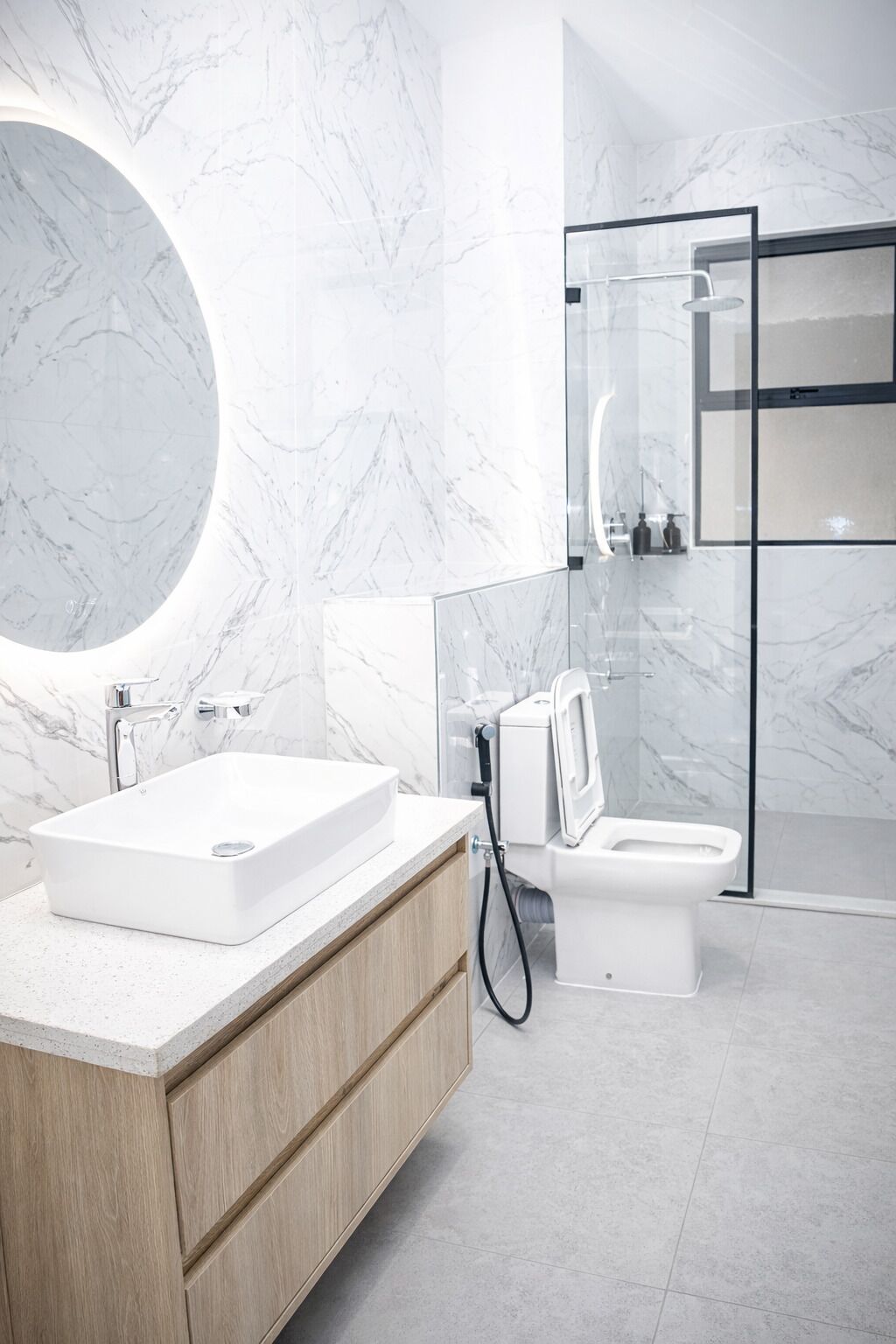 Een douche, gratis toiletartikelen, pantoffels, handdoeken