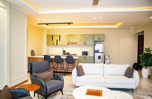 Full-sized fridge, microwave, oven, electric kettle - Norden Suites (Mombasa)