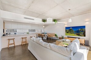 Smart TV, offices - Luxury 5-floor Unit with Ocean Views near Beach (Caloundra)