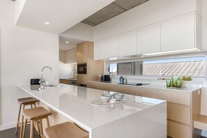 Fridge, microwave, oven, stovetop - Luxury 5-floor Unit with Ocean Views near Beach (Caloundra)