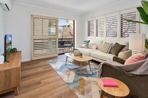 Living area - Cosy Unit with Parking near New Farm Park & River (New Farm)