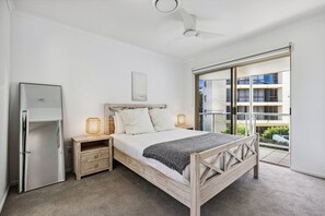2 bedrooms, desk, iron/ironing board, travel cot - Oceanside Apartment with Views of Yaroomba Beach (Point Arkwright)