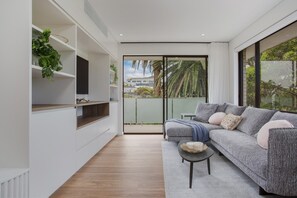 Smart TV, offices - North-East Facing Modern 2-bed Apartment (Freshwater)