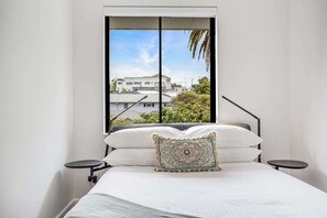 2 bedrooms, desk, iron/ironing board, Internet - North-East Facing Modern 2-bed Apartment (Freshwater)