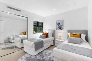 Room - Spacious and Superb 3-Bed Apartment (Bulimba)