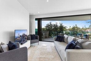 Smart TV - Spacious and Superb 3-Bed Apartment (Bulimba)