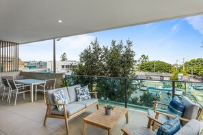 Outdoor dining - Spacious and Superb 3-Bed Apartment (Bulimba)