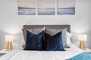 3 bedrooms, iron/ironing board, travel cot, Internet - Spacious and Superb 3-Bed Apartment (Bulimba)