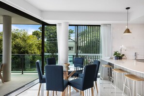 Dining - Spacious and Superb 3-Bed Apartment (Bulimba)