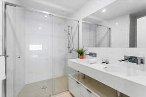 Bathroom - Spacious and Superb 3-Bed Apartment (Bulimba)