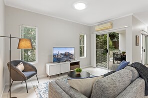 Smart TV - Central Cosy 2-Bed with Pool and near QUT & CBD (Kelvin Grove)