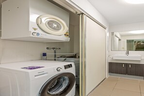 Interior - Central Cosy 2-Bed with Pool and near QUT & CBD (Kelvin Grove)
